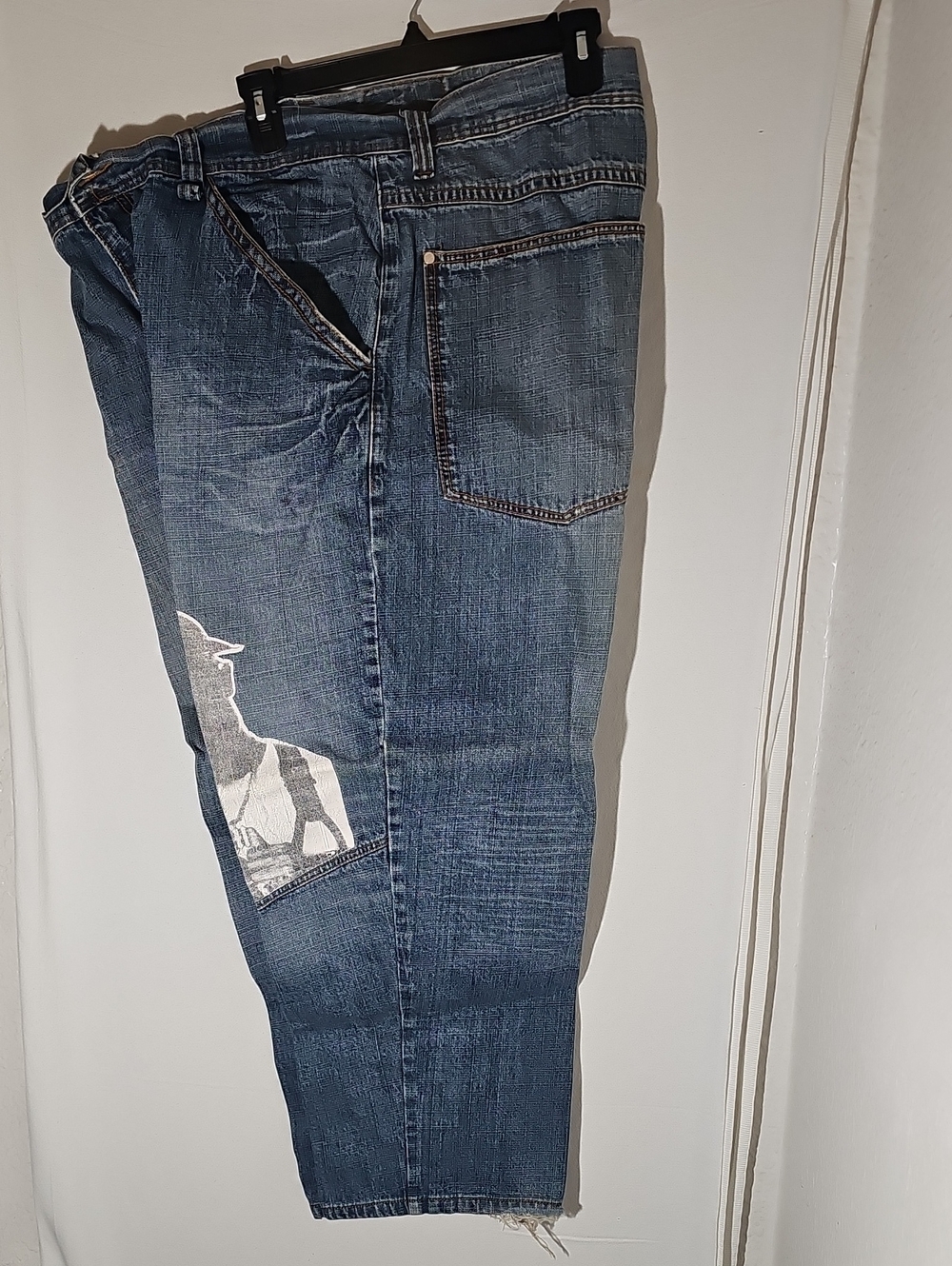 Relaxed Fit Men's Dark Blue Denim Jeans with Graphic Patch